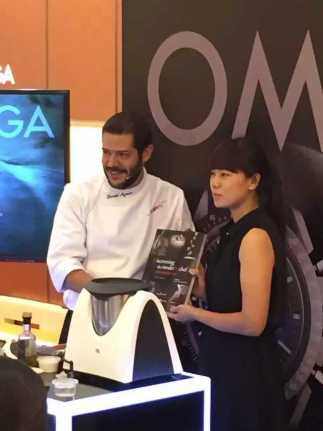 Chef Daniel Negreira presentando su nuevo libro
